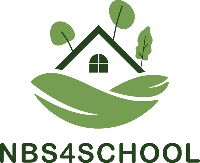 Ein grünes Haus, eingebettet in die Natur, mit einem grünen Schriftzug „NBS4SCHOOL“.