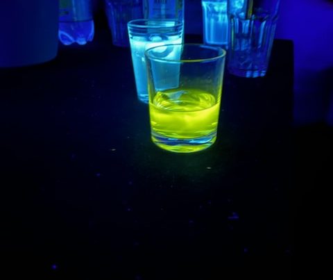 Getränke die mit Schwarzlicht neonfarben leuchten.