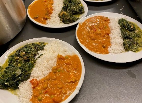 Vier fertige Gerichte stehen auf einem Tisch.