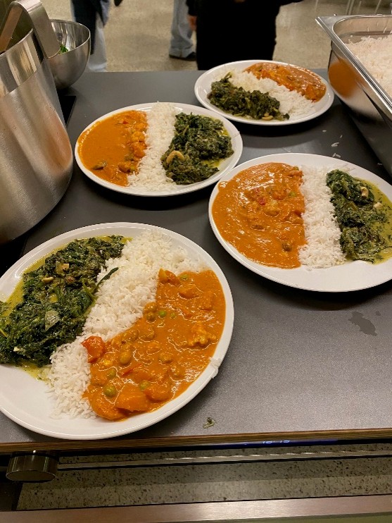 Vier fertige Gerichte stehen auf einem Tisch.