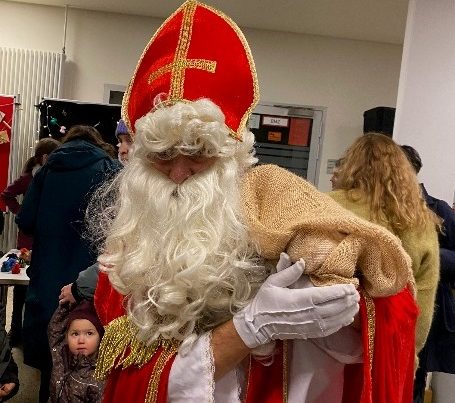 St. Nikolaus bringt Geschenke.