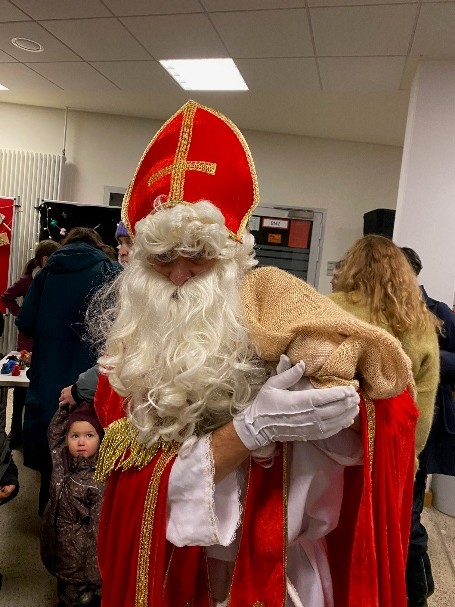 St. Nikolaus bringt Geschenke.