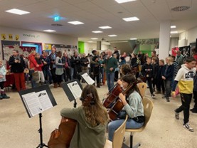 Musiker spielen bei einem Fest vor Publikum.