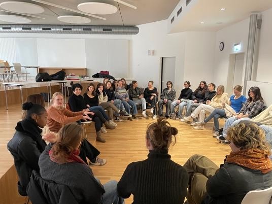 Stuhlkreis von Schülerinnen