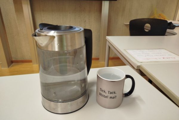 Ein Escaperätsel mit einem Wasserkocher und einer Tasse