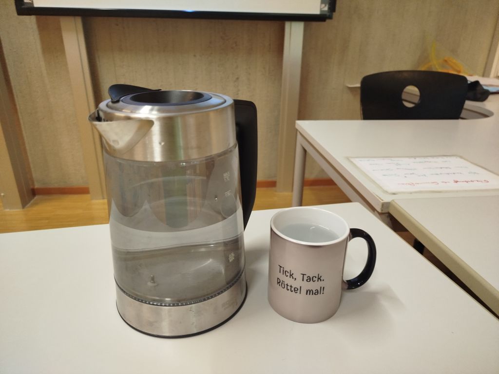 Ein Escaperätsel mit einem Wasserkocher und einer Tasse