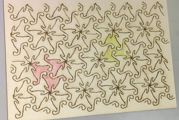 gelasertes Muster auf einem Holzbrett