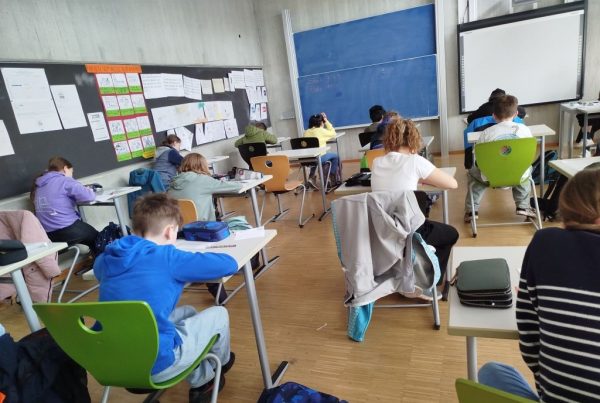 Lernende im Klassenzimmer