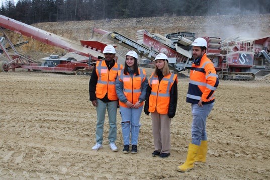 Lernenden in Warnwesten auf der Baustelle
